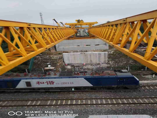江蘇常州180噸架橋機跨鐵路線